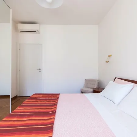 Spacious Modern Flat In A Lively Area