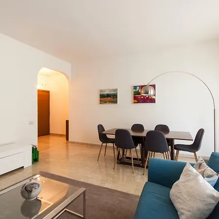 Spacious Modern Flat In A Lively Area *