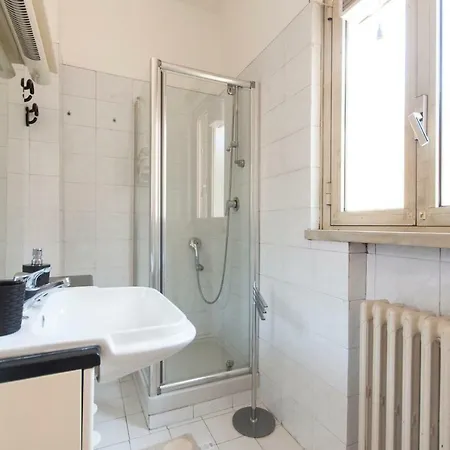 Spacious Modern Flat In A Lively Area *