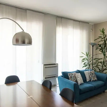 Spacious Modern Flat In A Lively Area Milano
