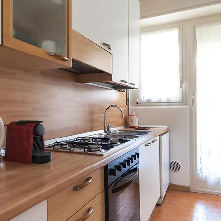 Spacious Modern Flat In A Lively Area *