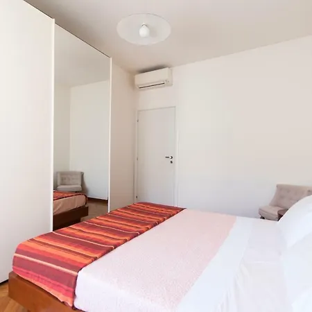 Spacious Modern Flat In A Lively Area *