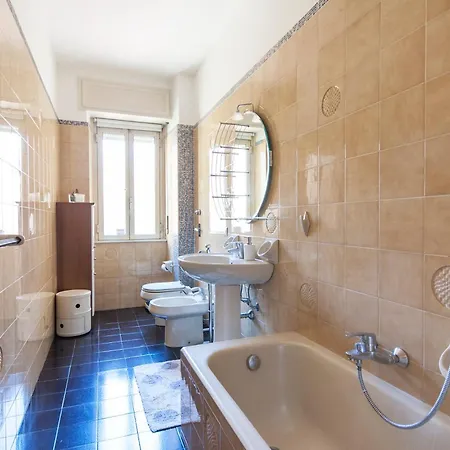 Spacious Modern Flat In A Lively Area *