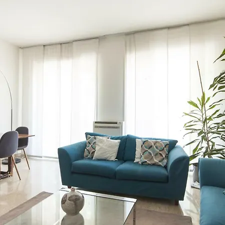 Spacious Modern Flat In A Lively Area דירה *