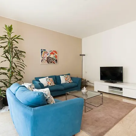 Spacious Modern Flat In A Lively Area דירה