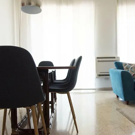 Spacious Modern Flat In A Lively Area דירה *