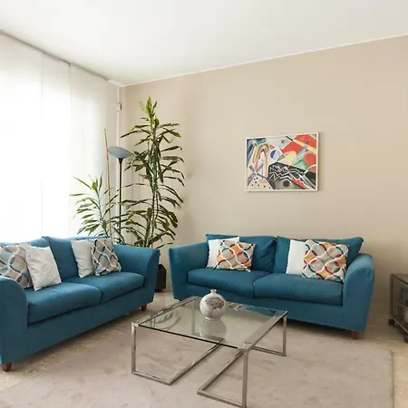 Spacious Modern Flat In A Lively Area דירה